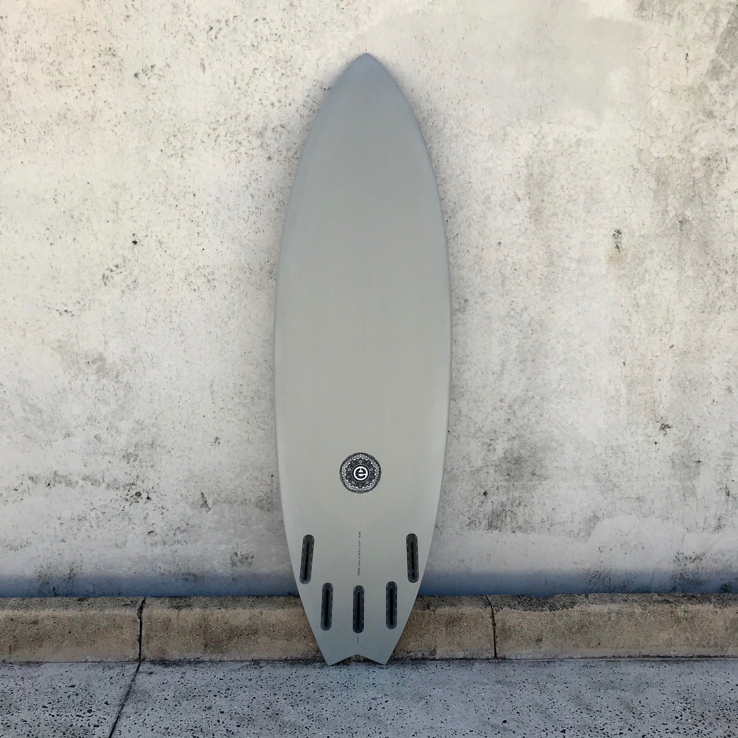 Elemnt Surf Vixen surfebrett grey – quad swallowtail