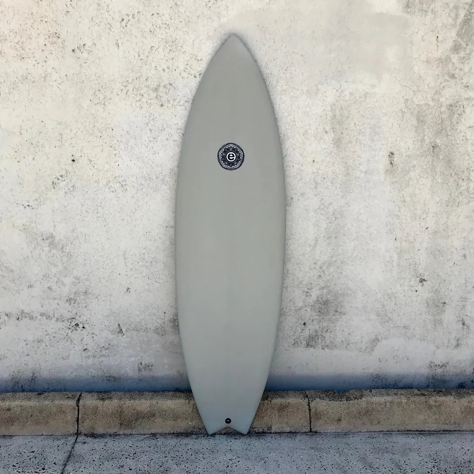 Elemnt Surf Vixen surfebrett grey – quad swallowtail